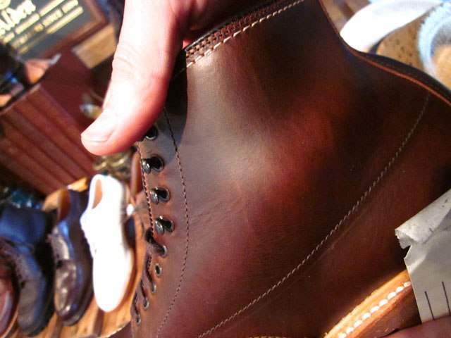 Thời trang giày nam thường dùng các loại da phổ biến nào ?